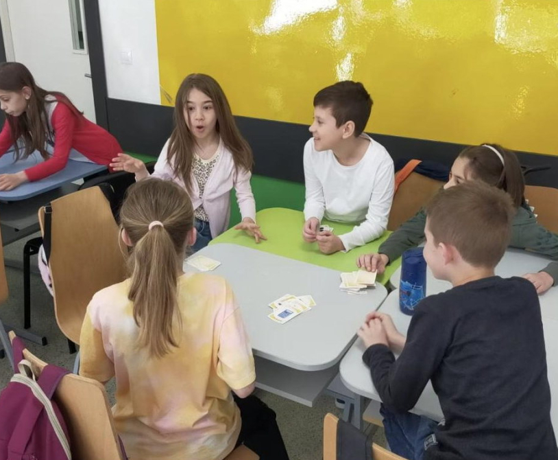 Copii jucând jocuri de societate la o sesiune SmartPlay Kids, organizată de Creative Board Gaming