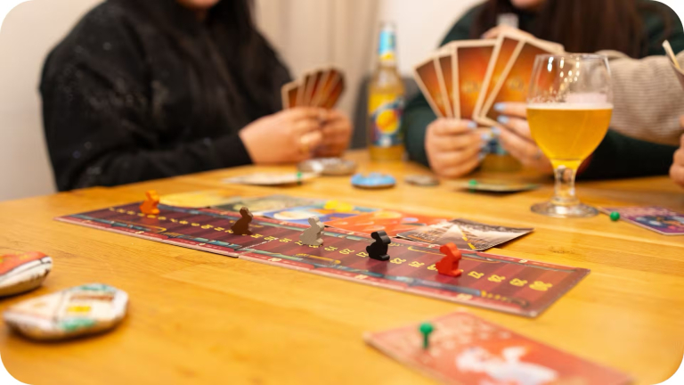 Persoane jucând jocuri de societate la o seară Creative Board Gaming