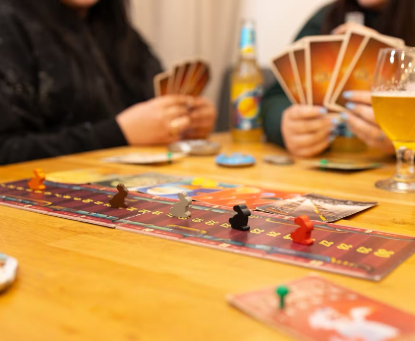 Persoane jucând jocuri de societate la o seară Creative Board Gaming